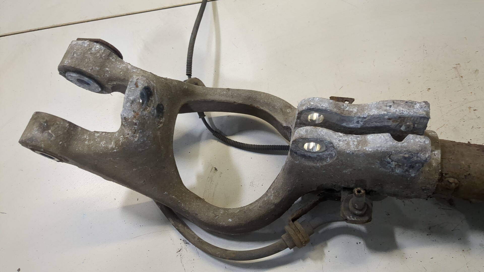 Амортизатор передний левый