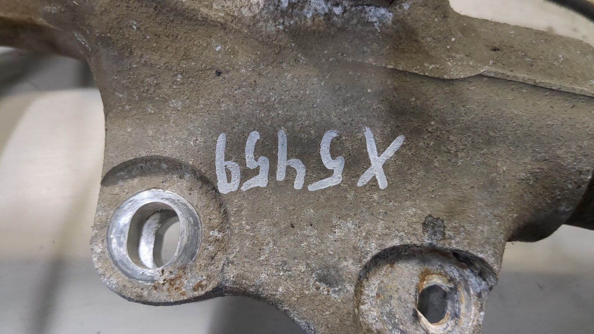 Амортизатор передний левый