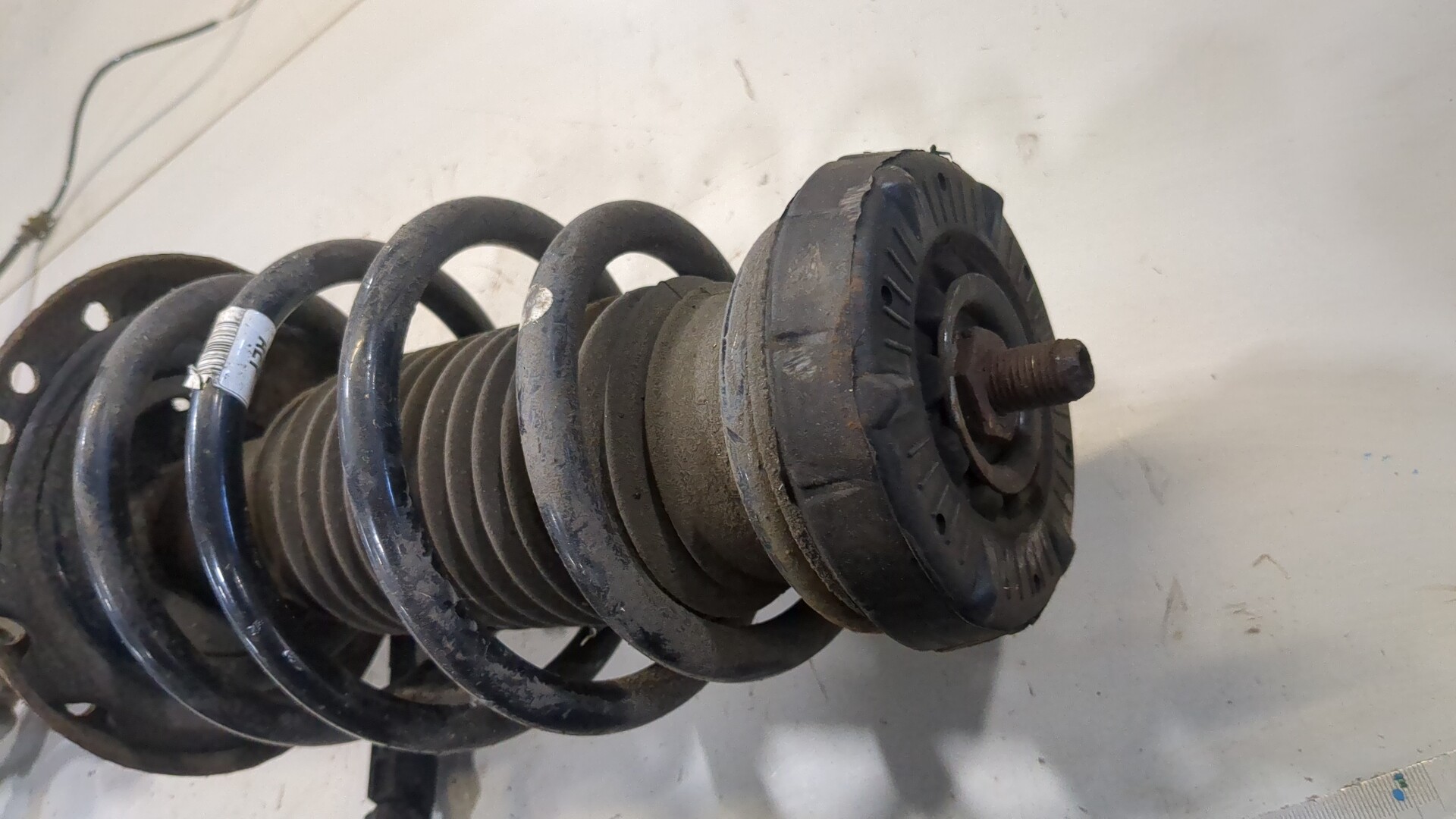 Амортизатор передний левый