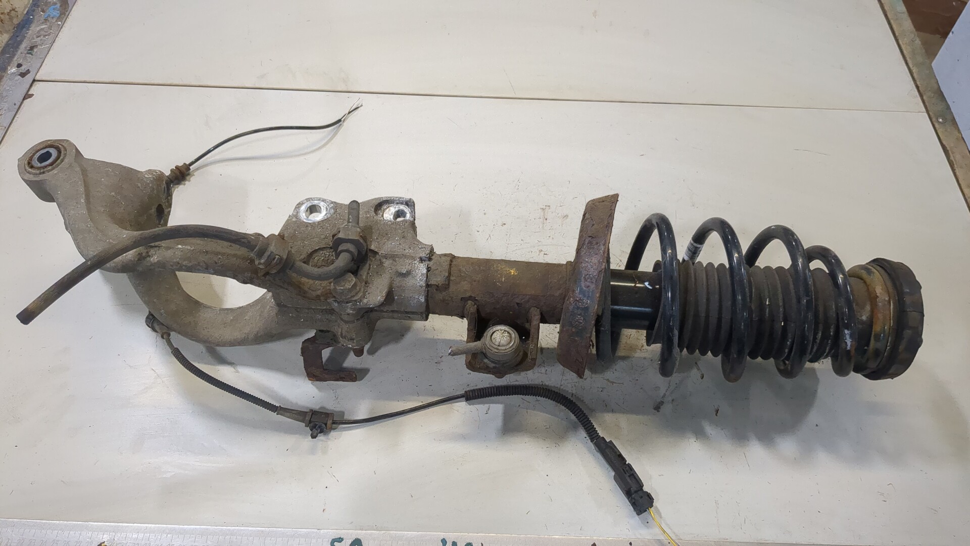 Амортизатор передний левый