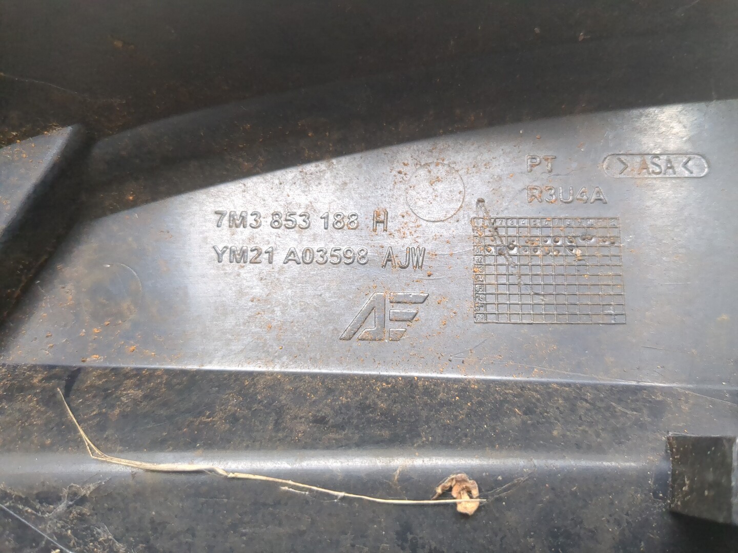 Решетка стеклоочистителей (Жабо)