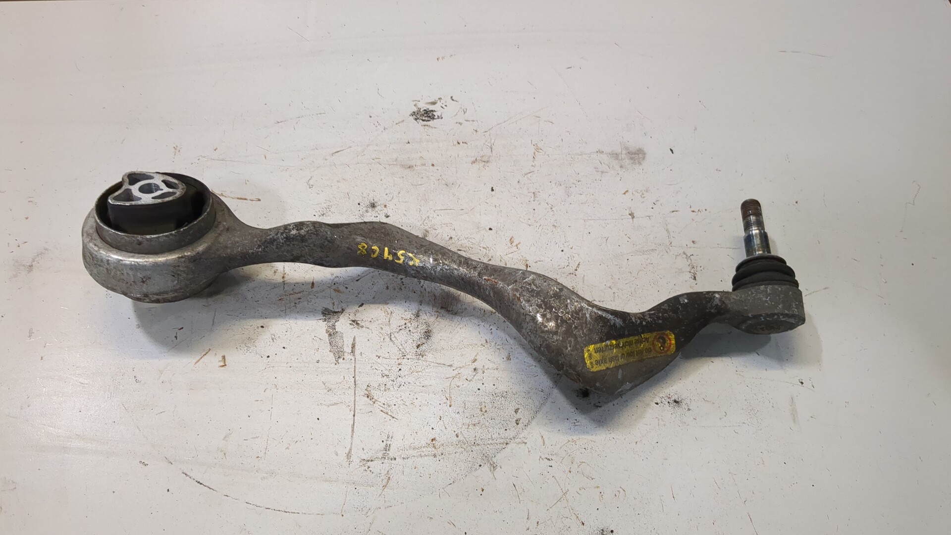 Рычаг передний правый