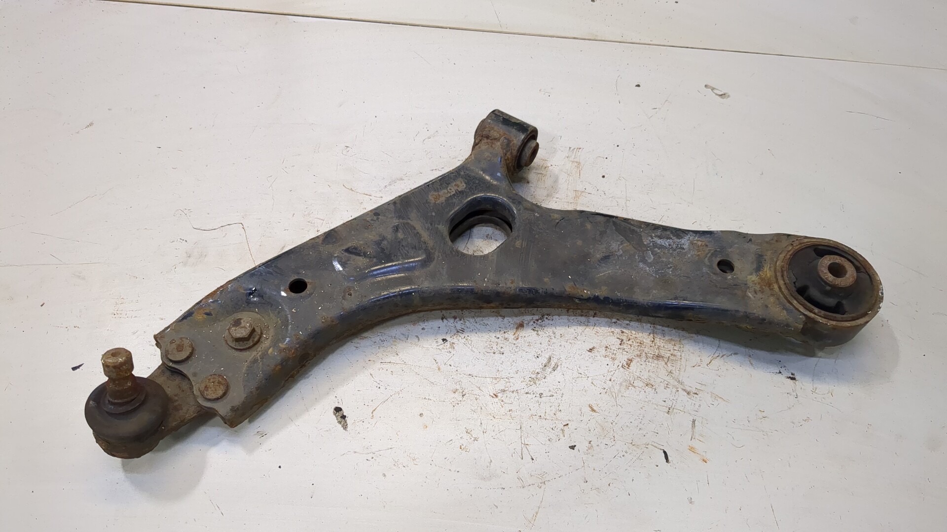 Рычаг передний левый