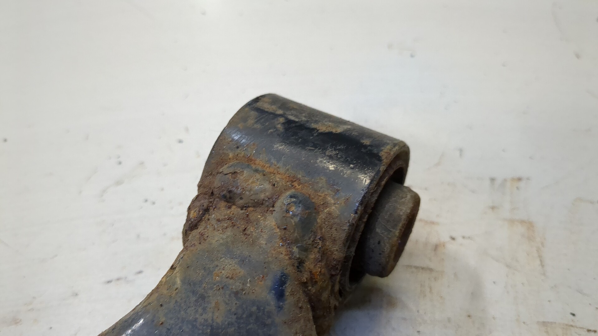 Рычаг передний левый