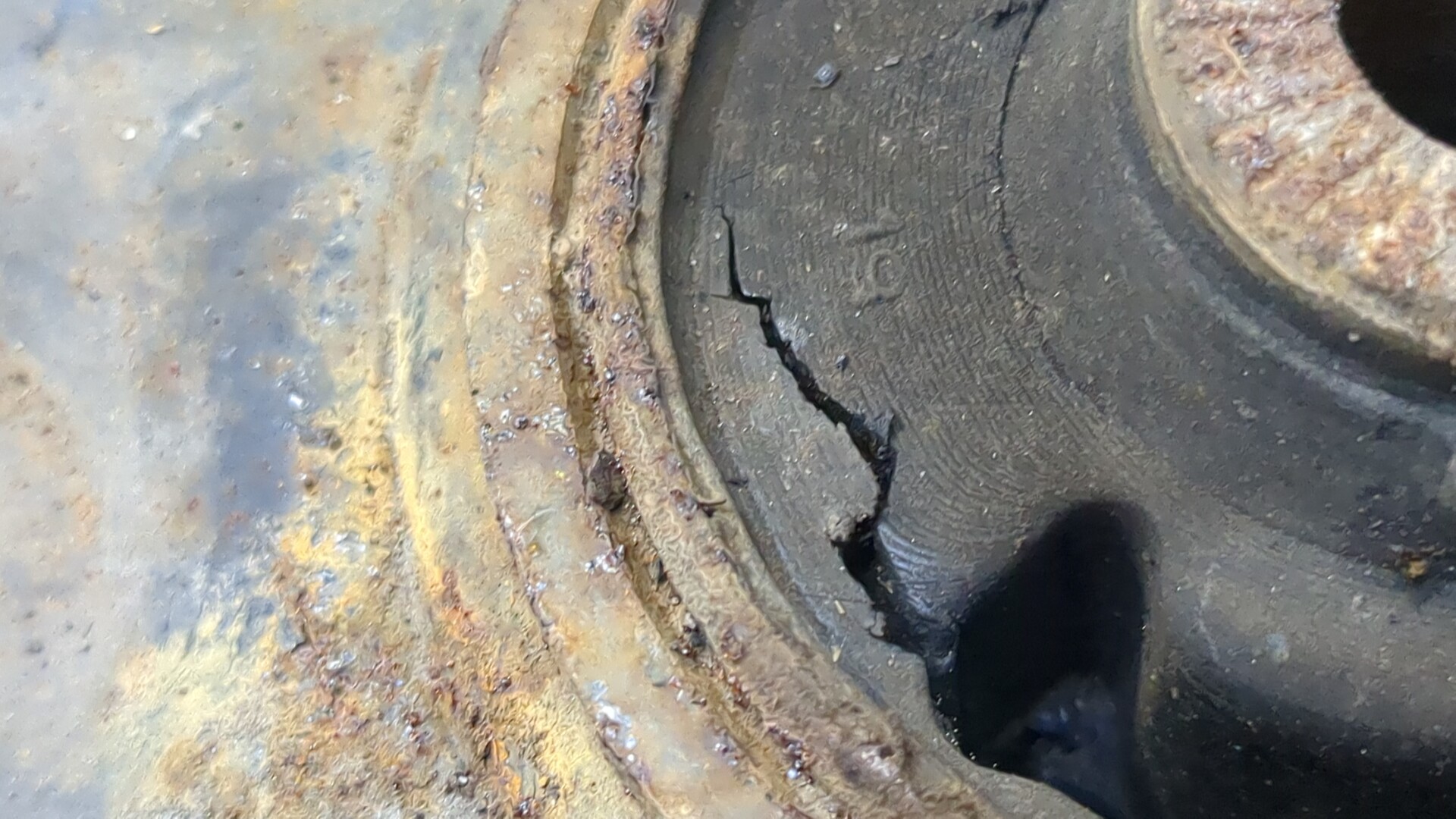 Рычаг передний левый