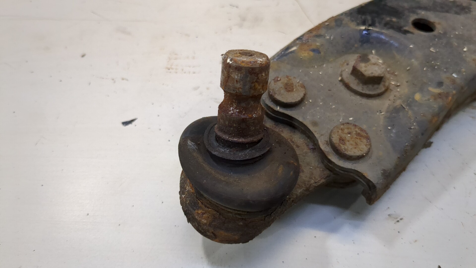 Рычаг передний левый