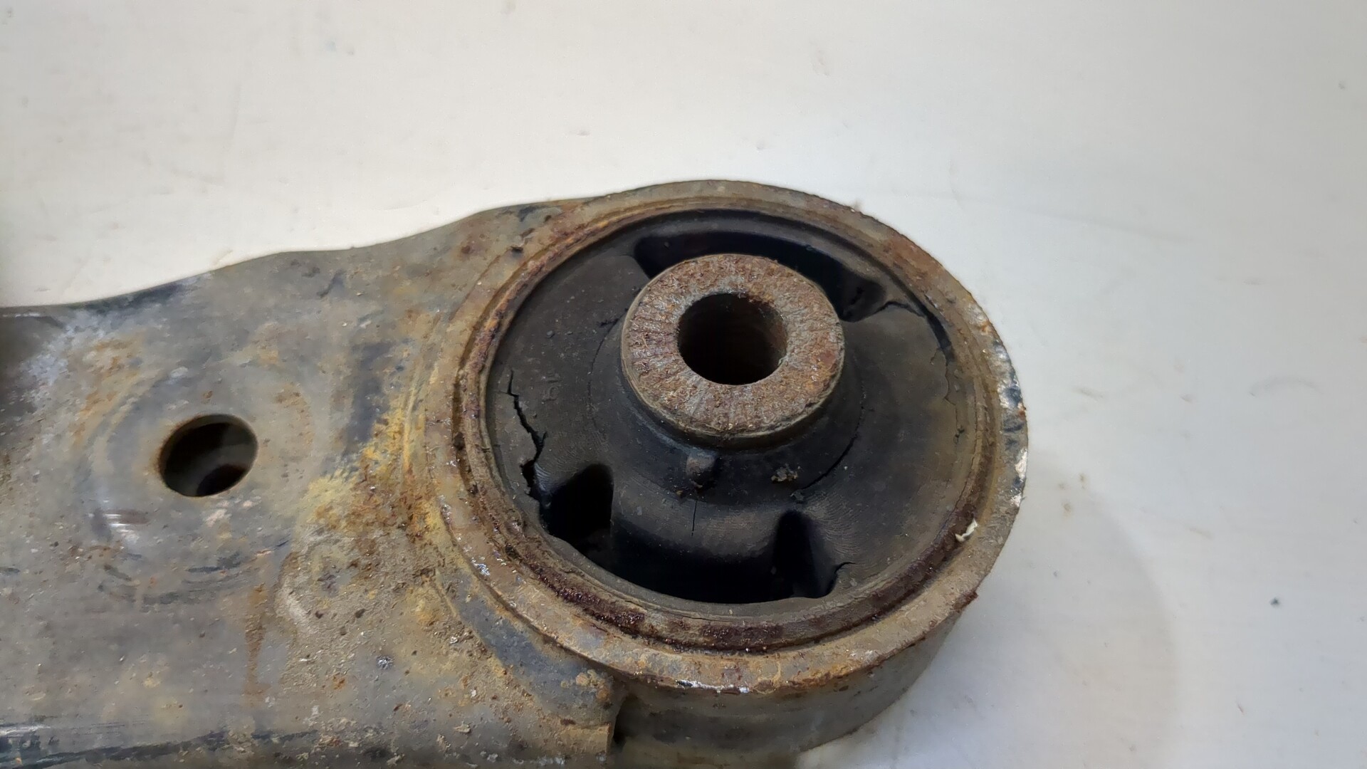 Рычаг передний левый