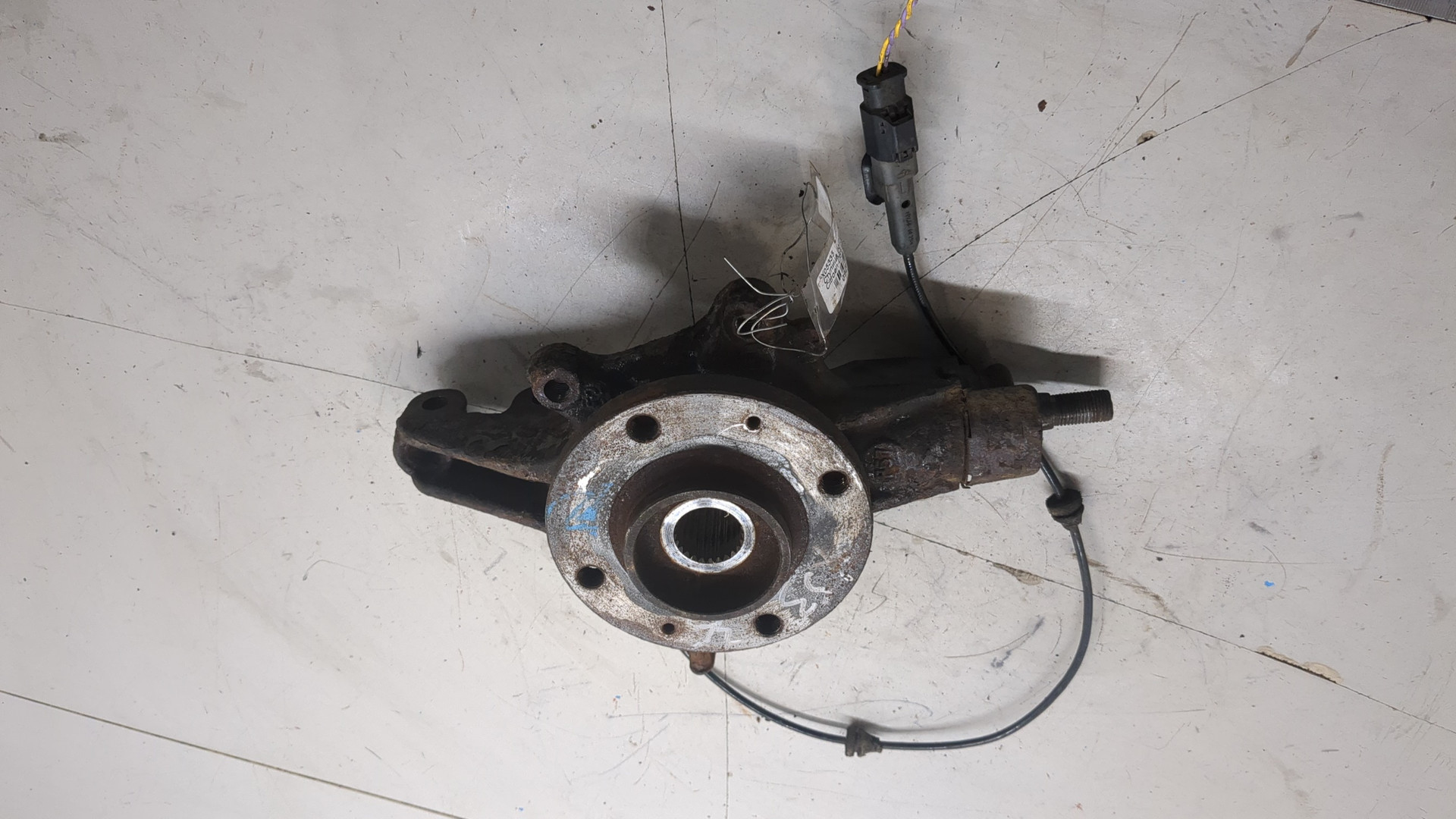 Кулак поворотный передний правый