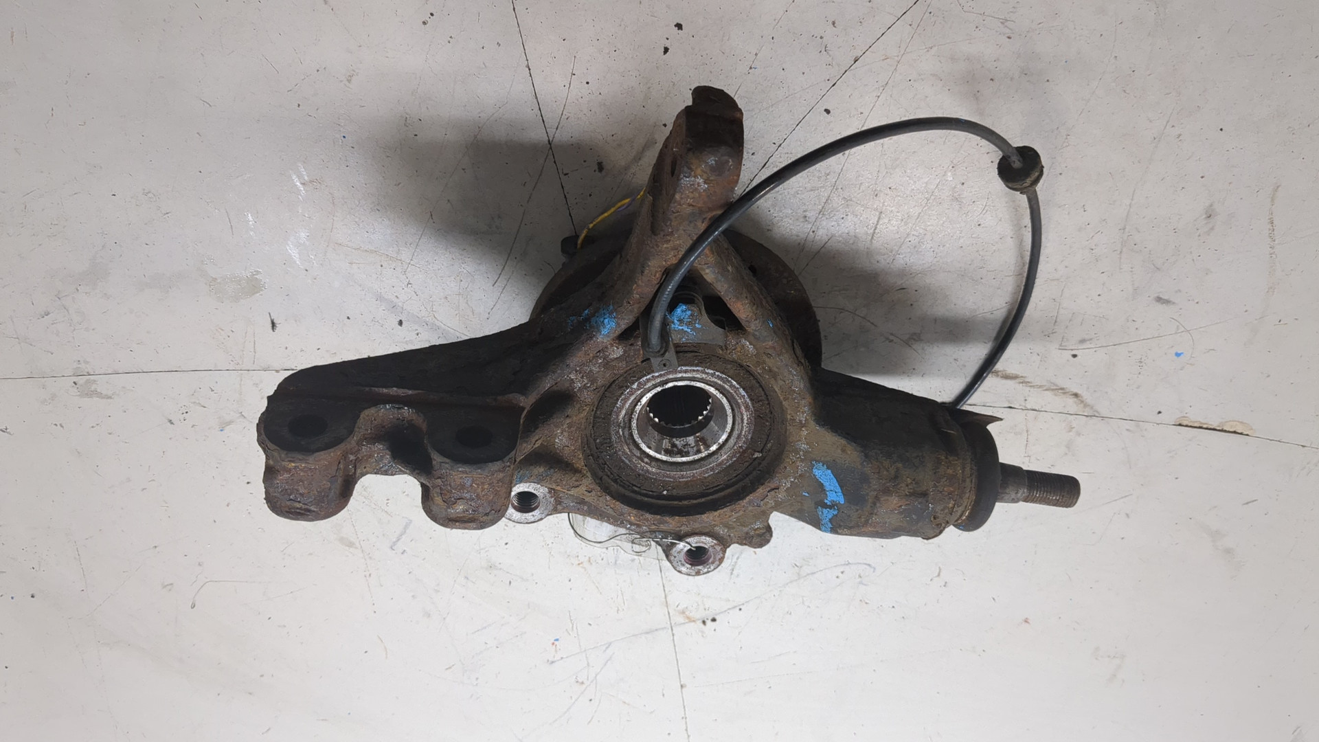 Кулак поворотный передний правый