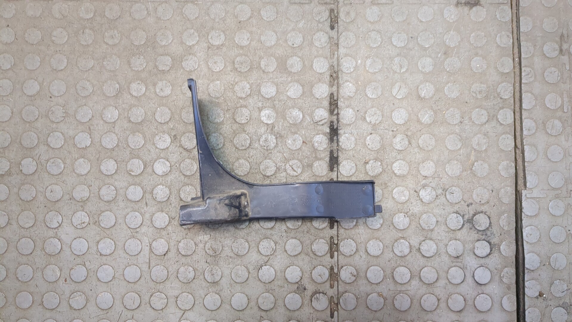 Кронштейн заднего бампера левый