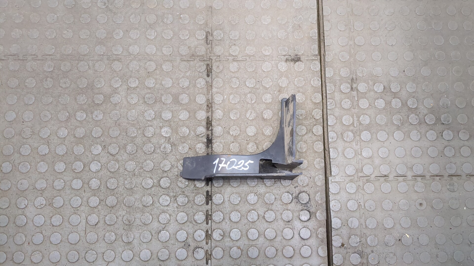 Кронштейн заднего бампера левый