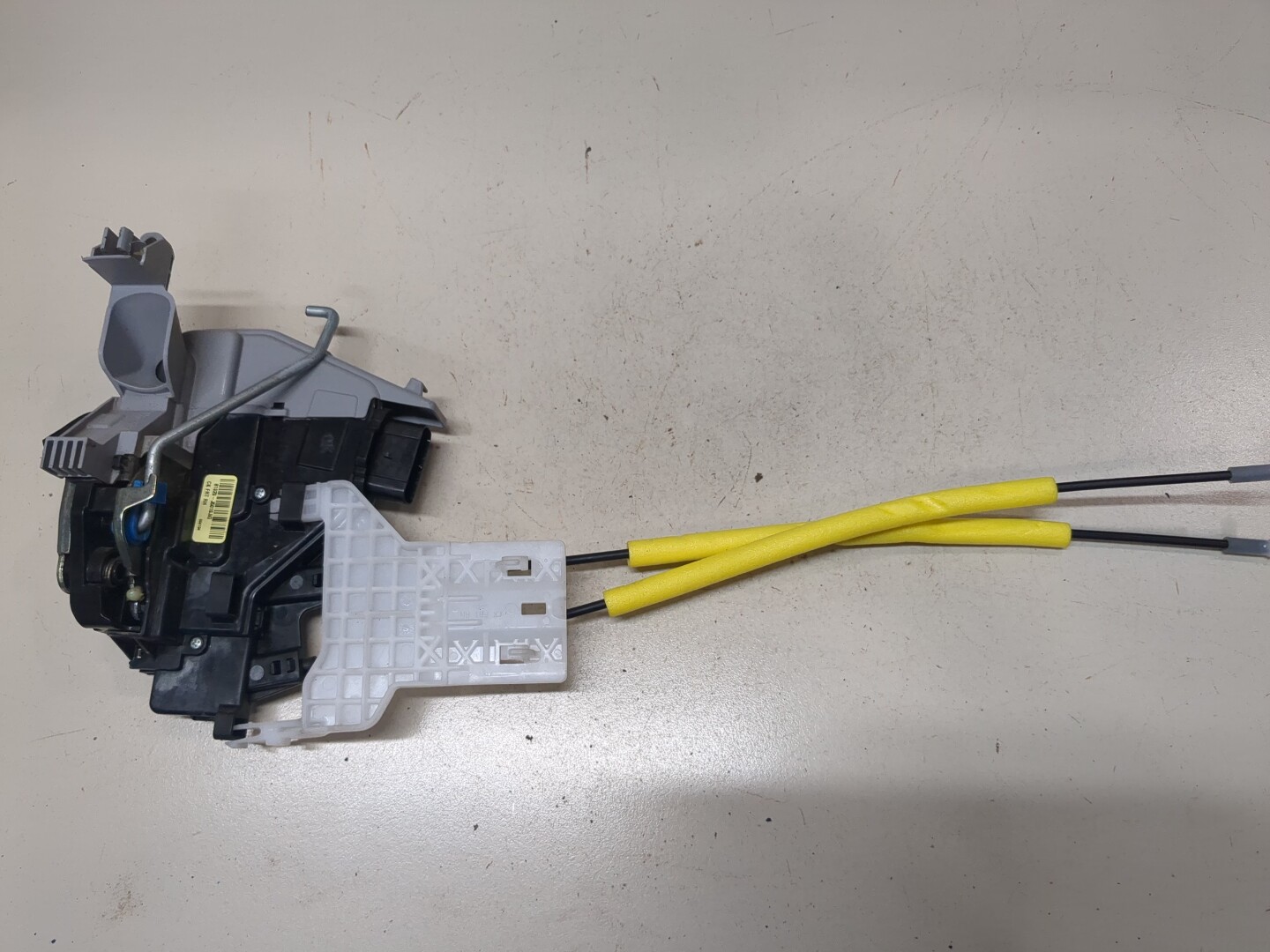 Замок двери передней правой