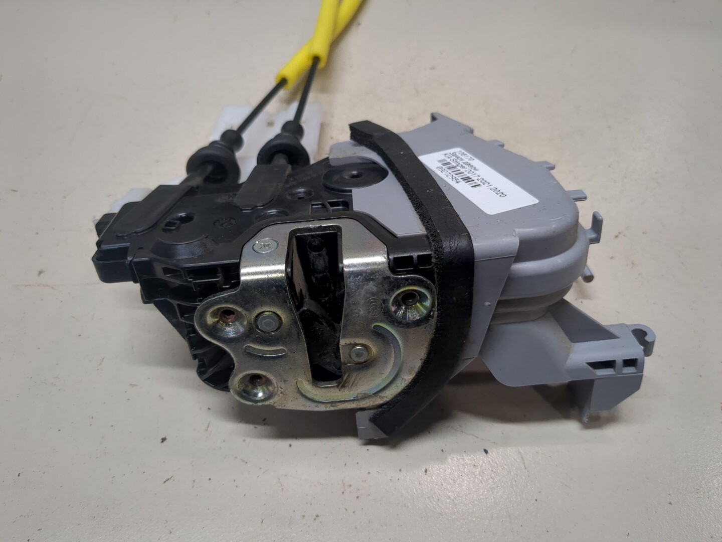 Замок двери передней правой