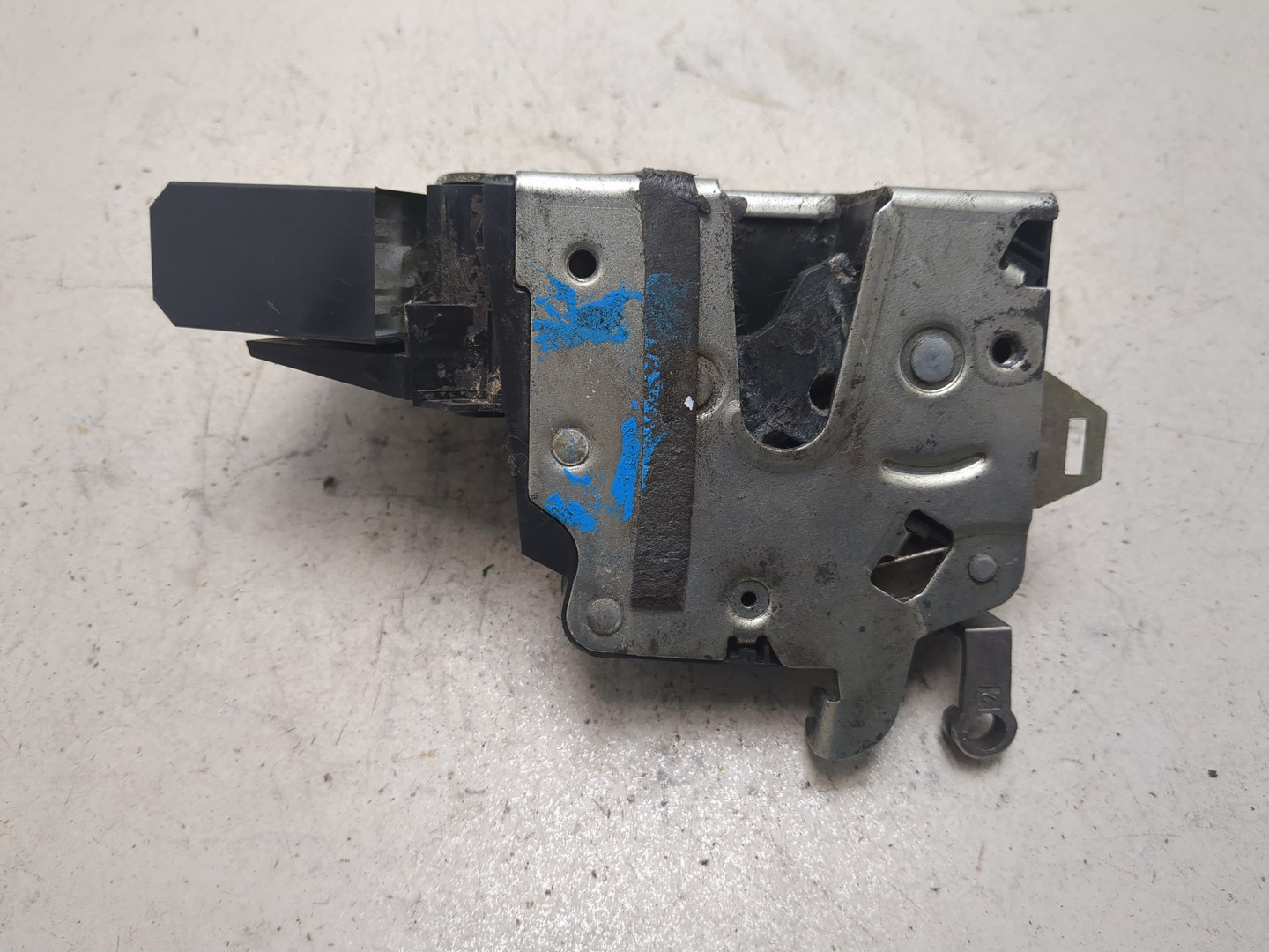 Замок двери передней левой