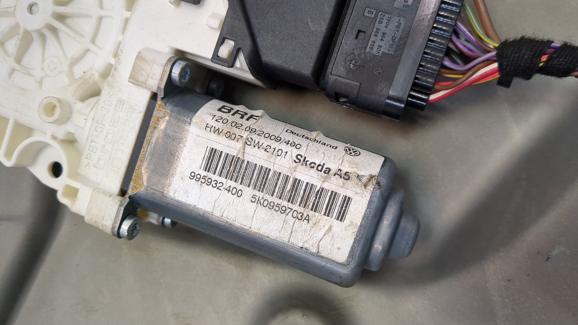 Стеклоподъемник электр. задний левый