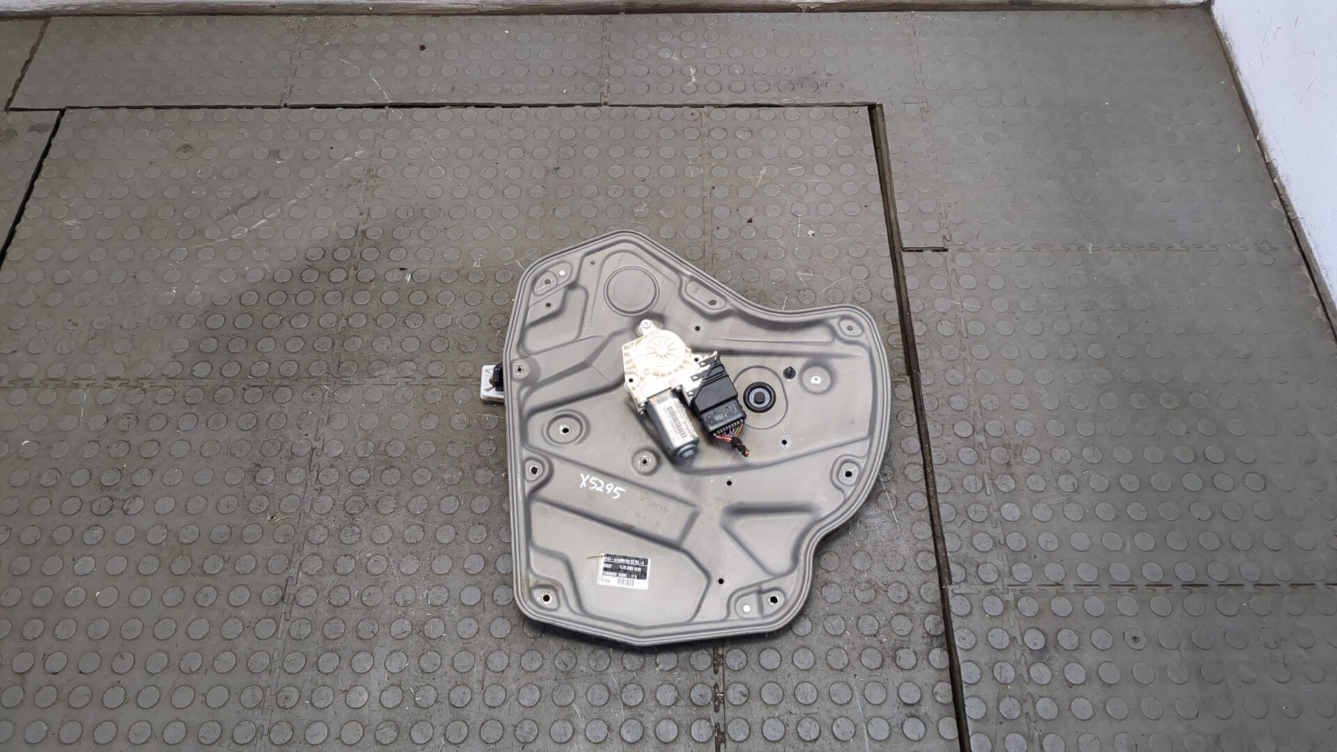 Стеклоподъемник электр. задний левый