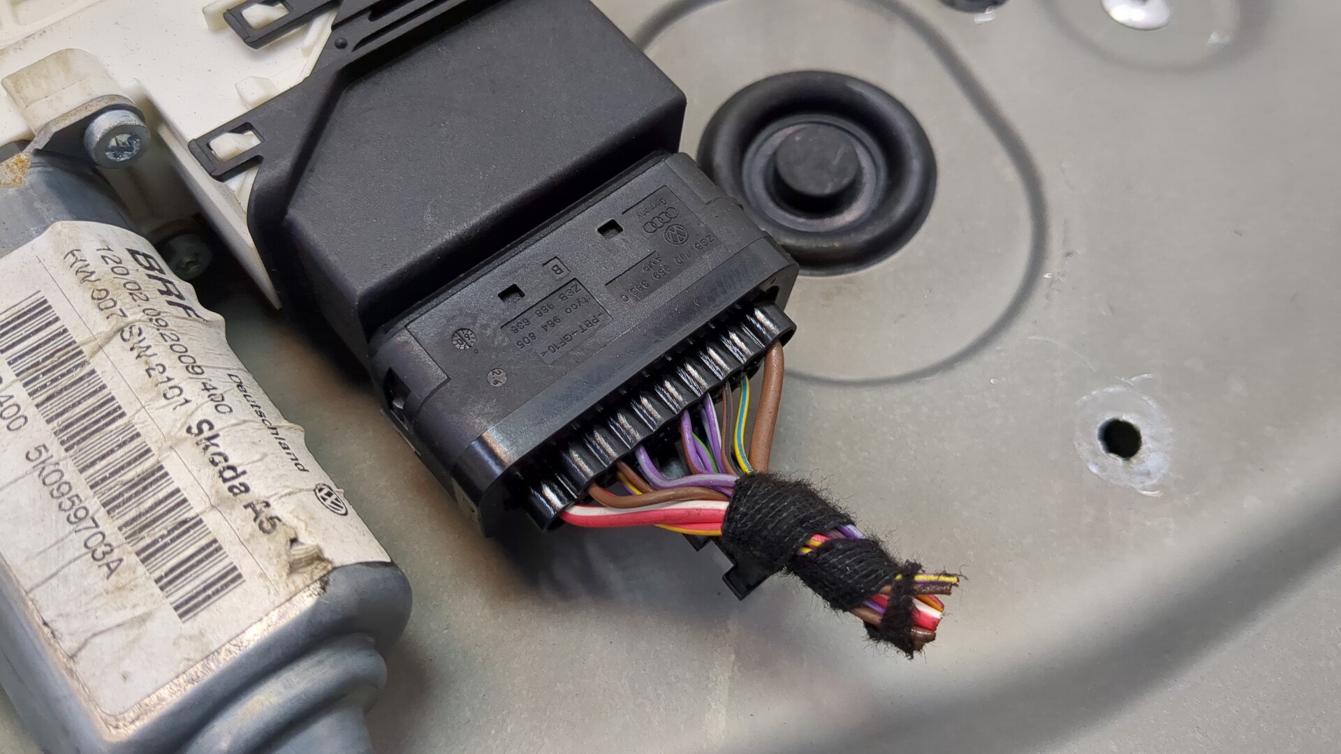 Стеклоподъемник электр. задний левый