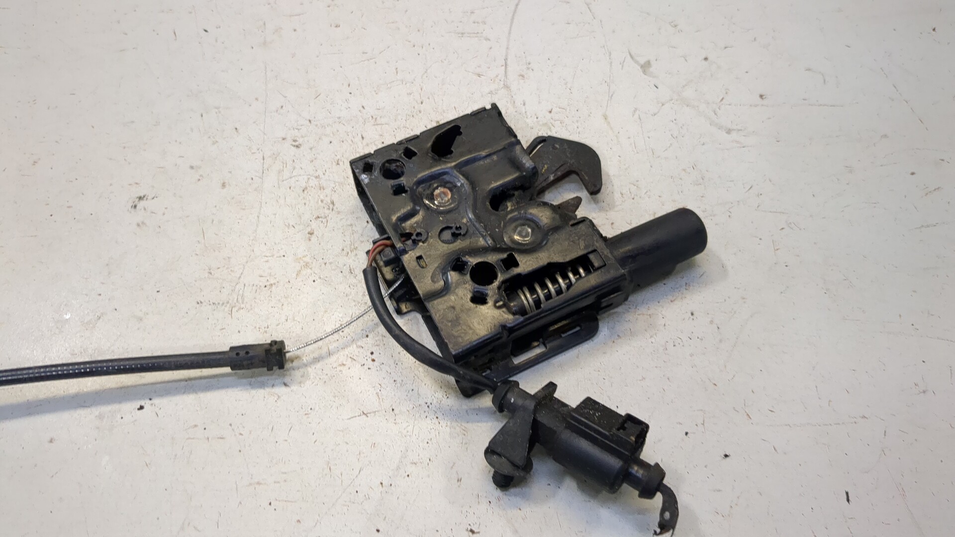 Замок капота