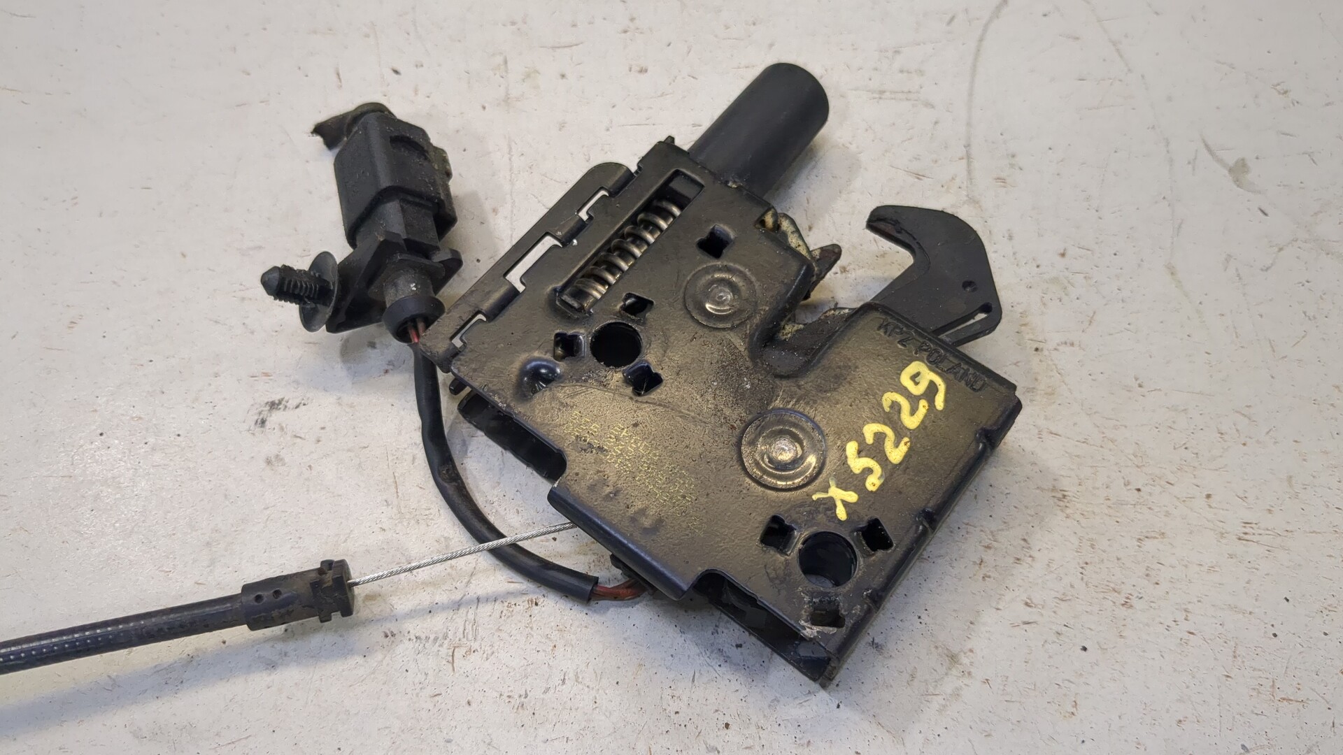 Замок капота