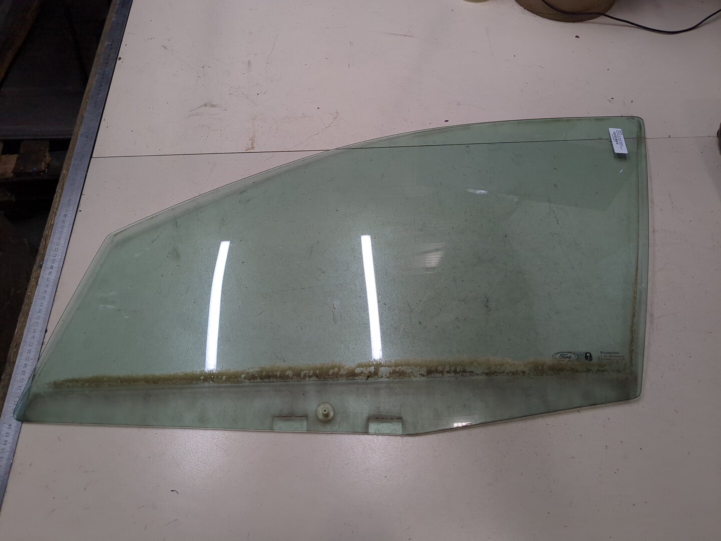 Стекло двери передней левой