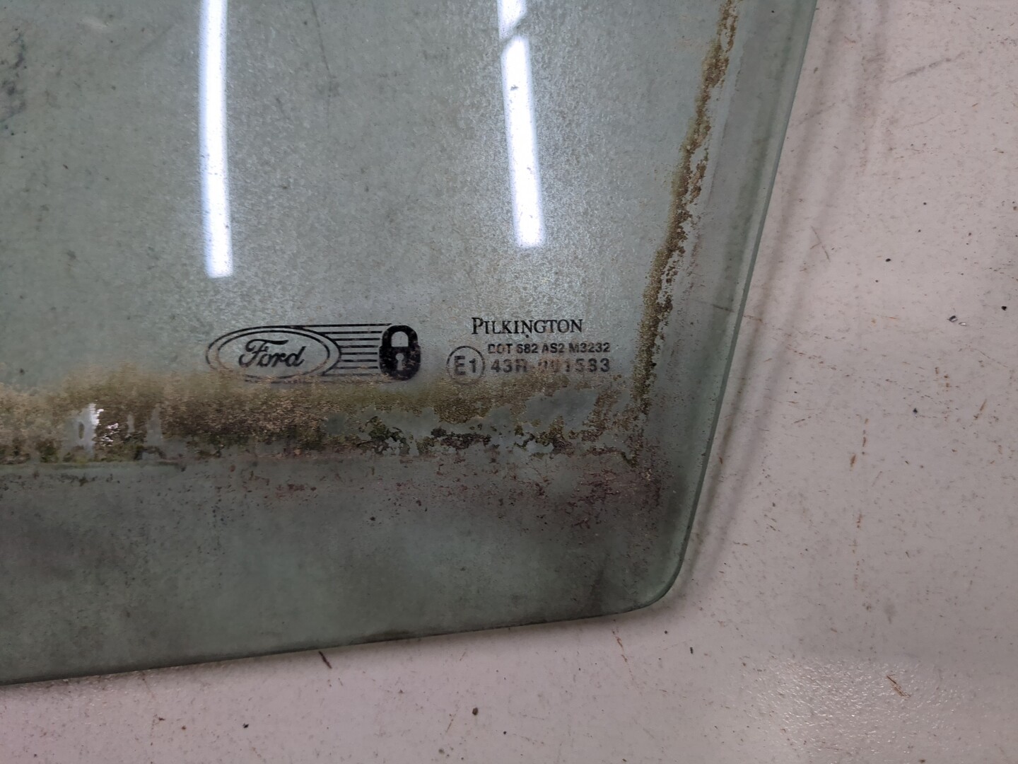 Стекло двери передней левой