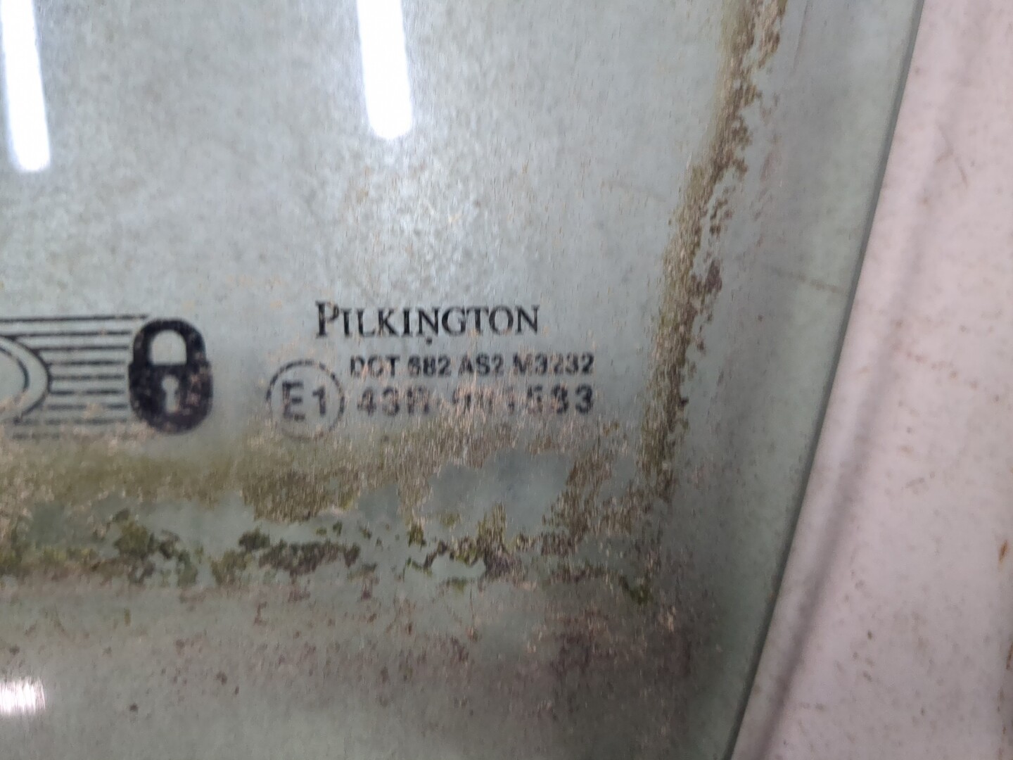 Стекло двери передней левой