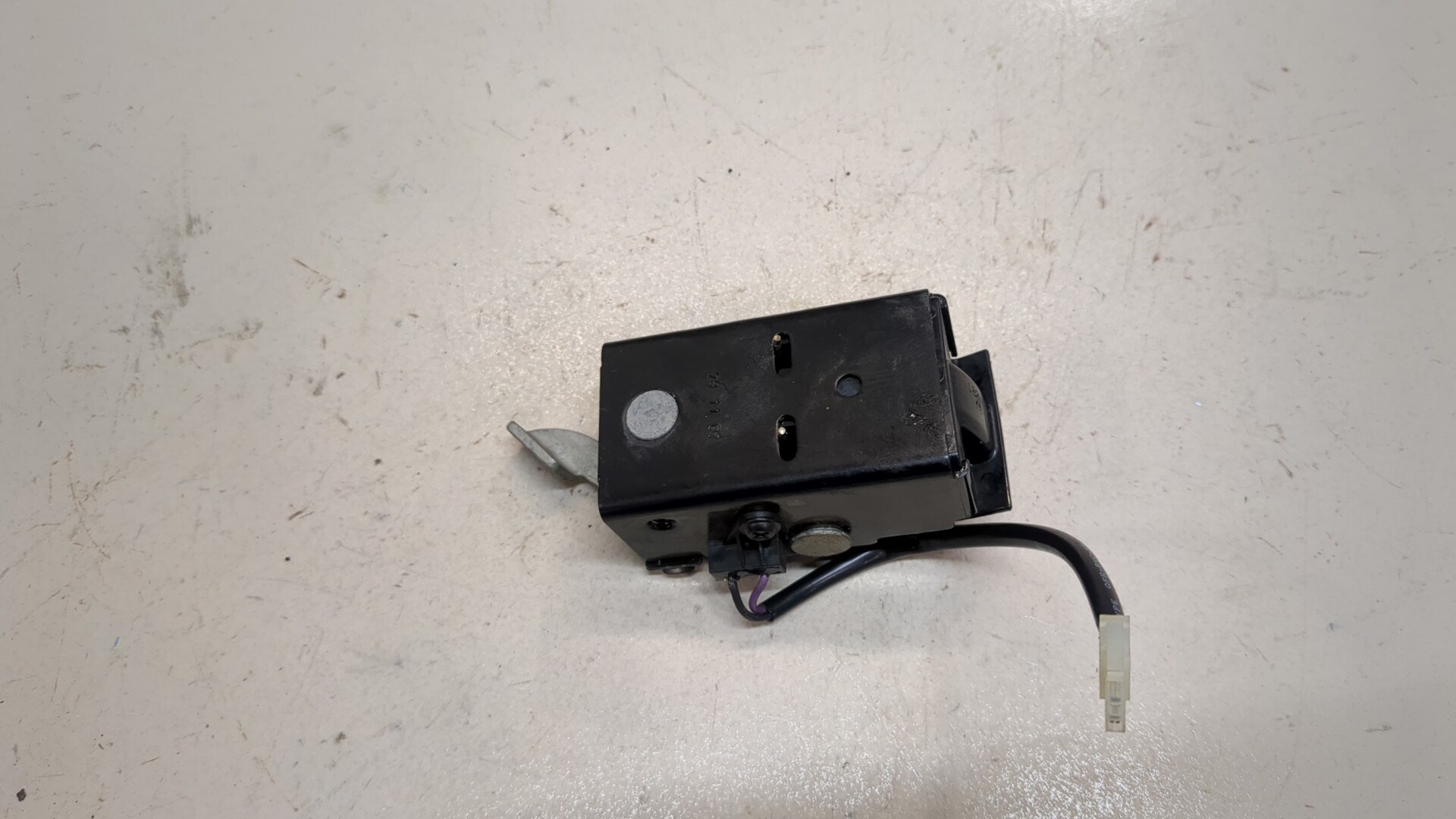 Замок бокового стекла