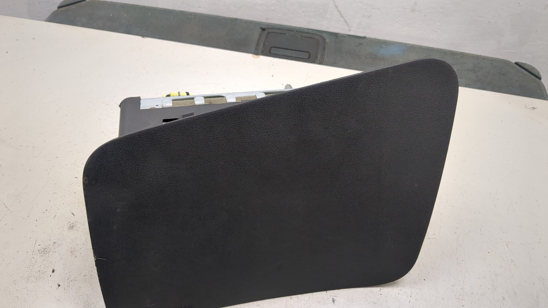 Подушка безопасности пассажирская (в торпедо)