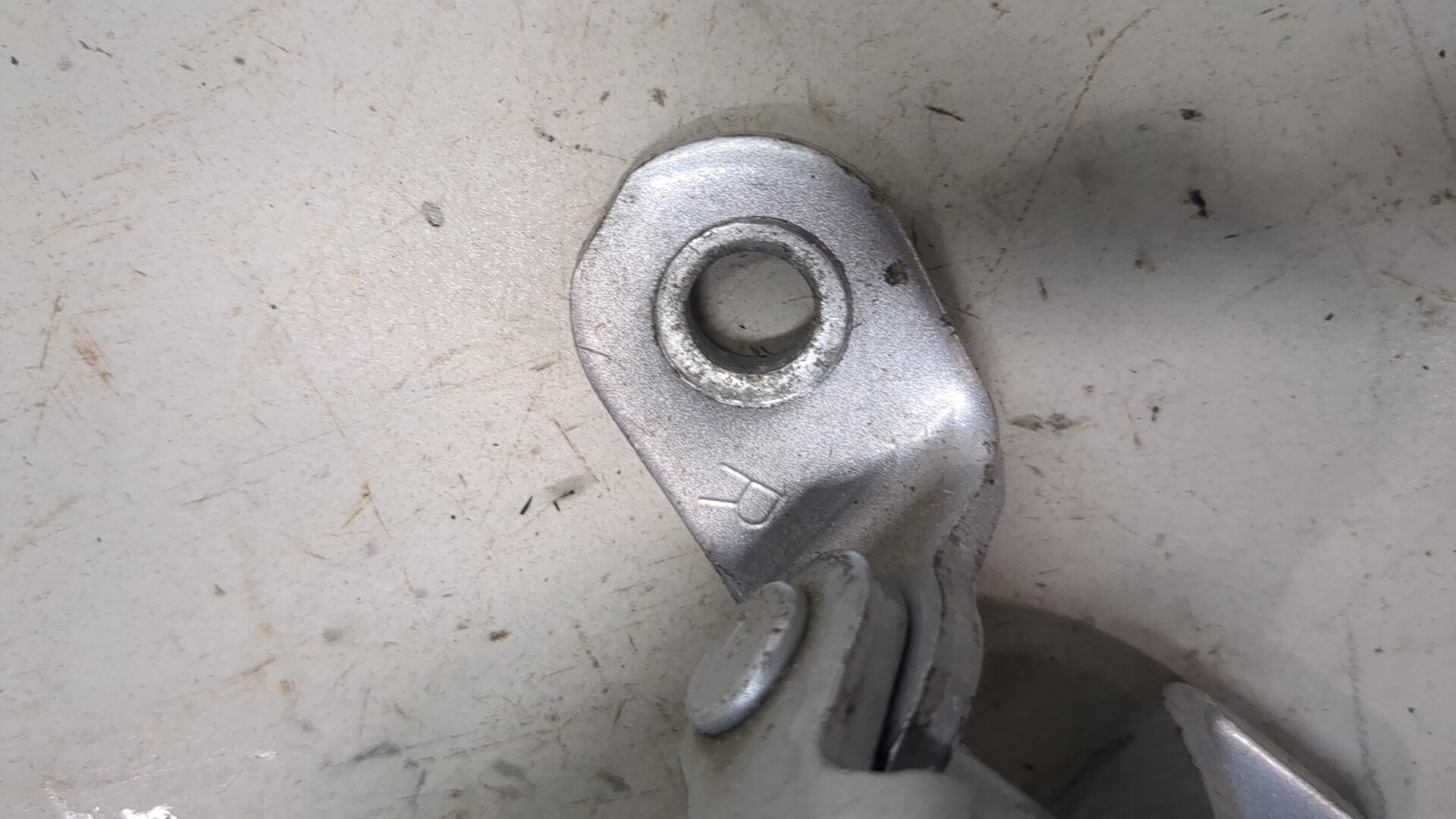 Петля двери