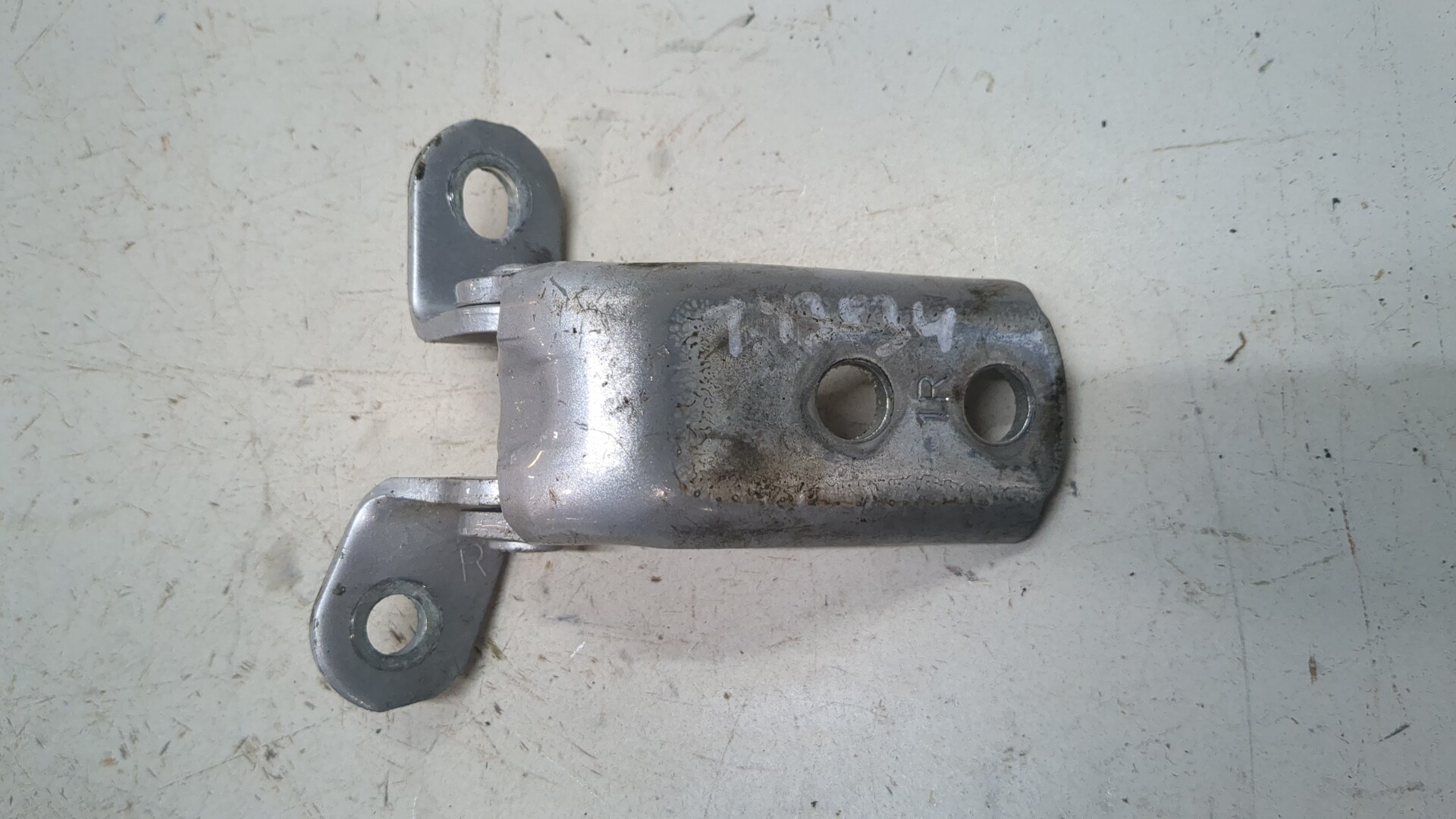 Петля двери