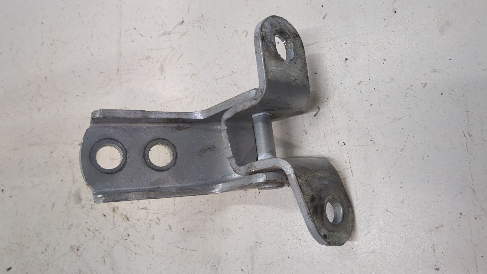 Петля двери