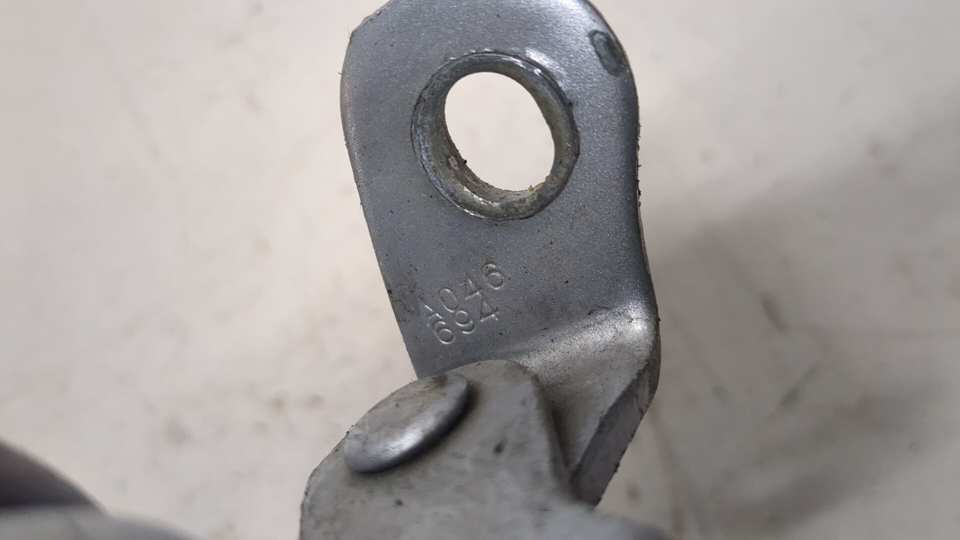 Петля двери