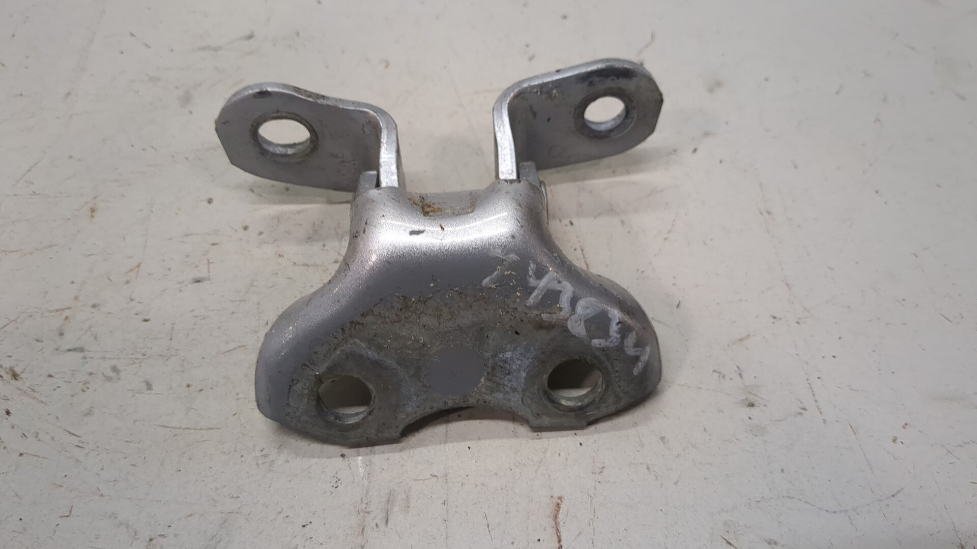 Петля двери