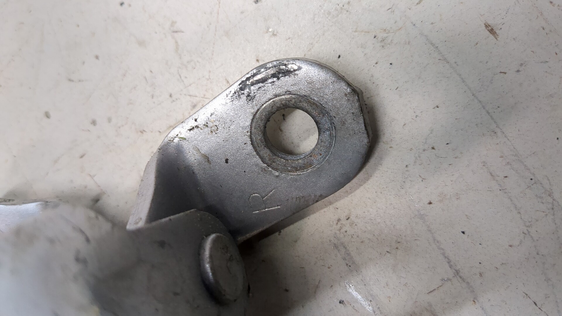 Петля двери