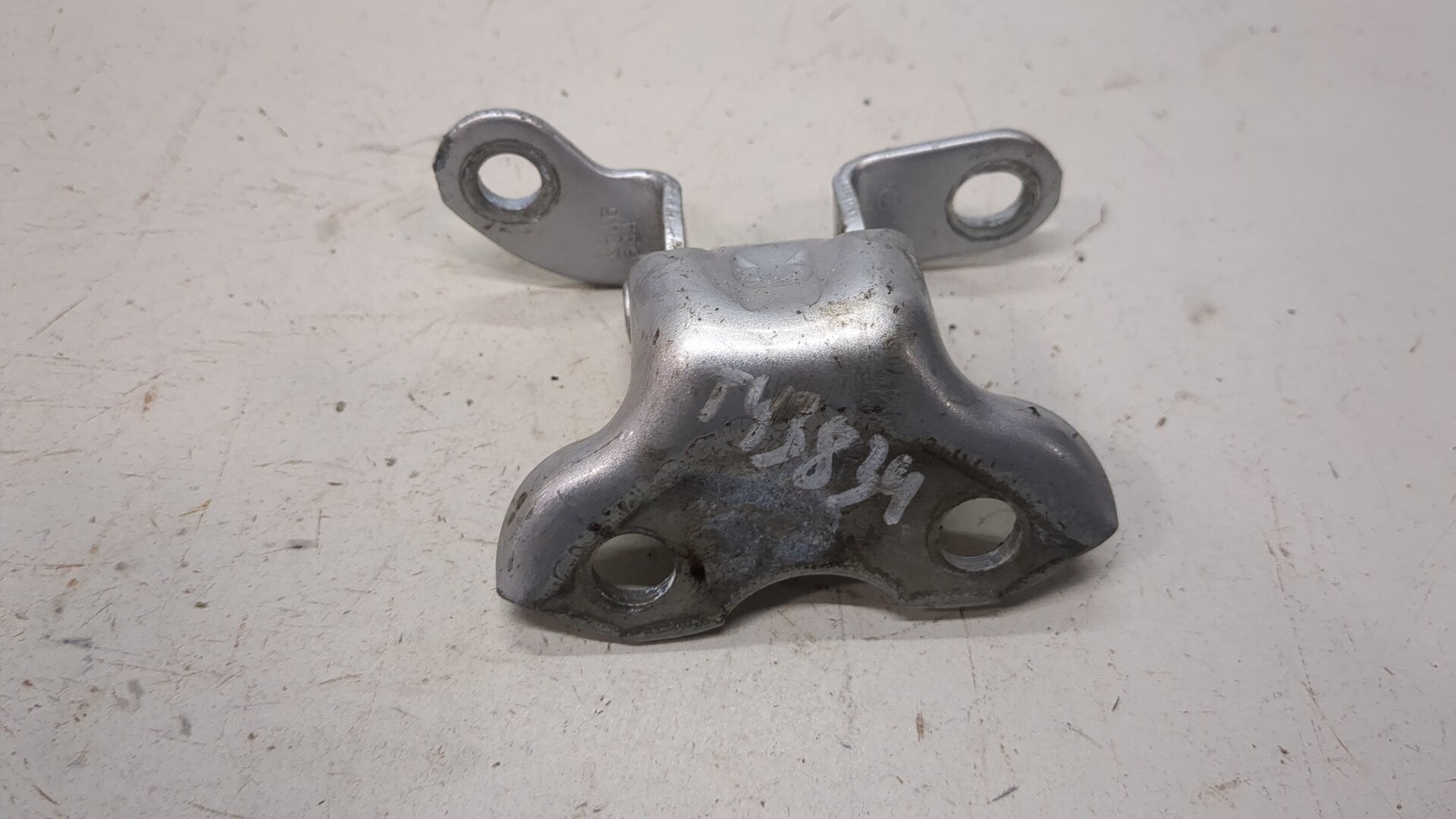 Петля двери