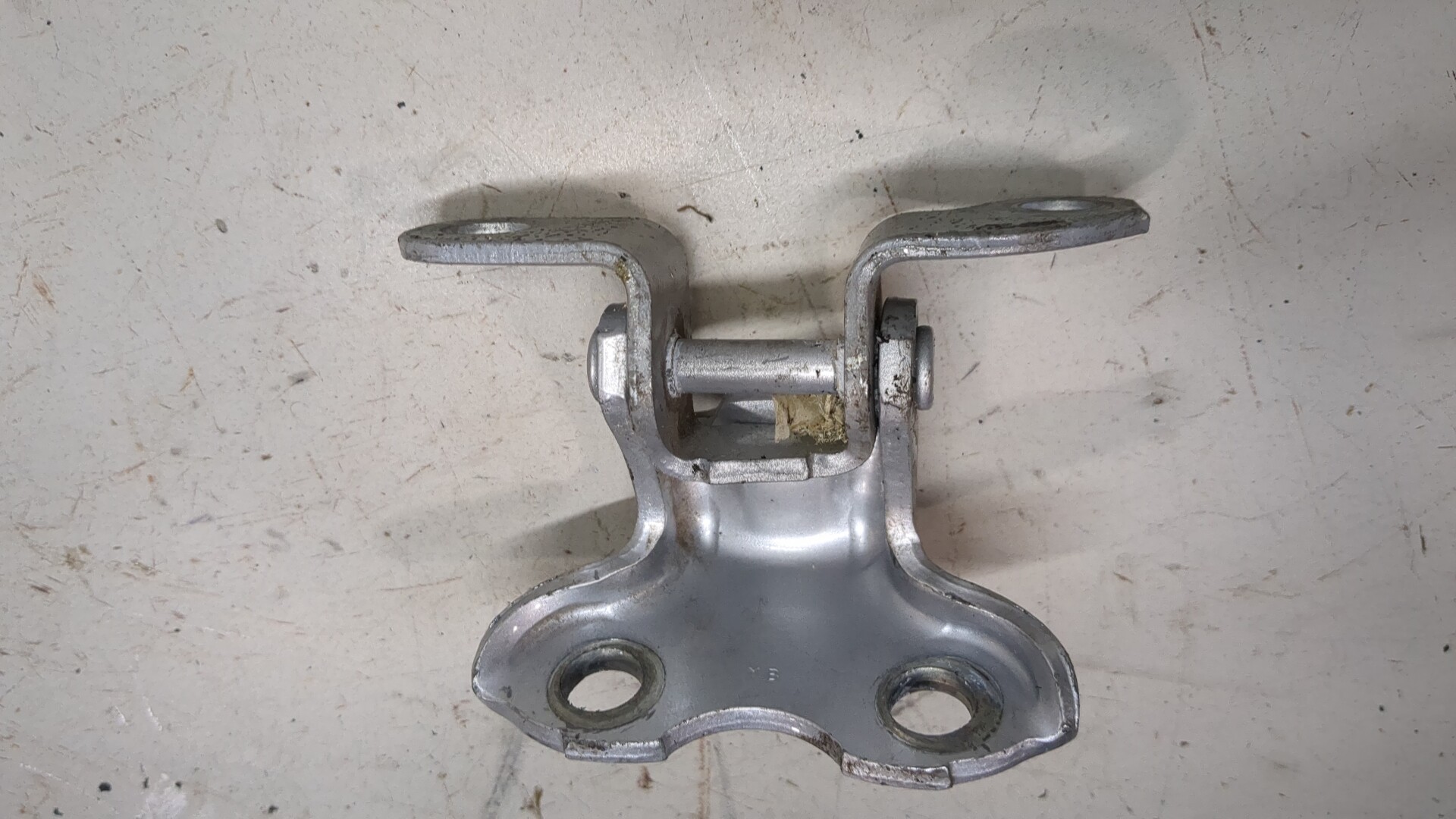 Петля двери