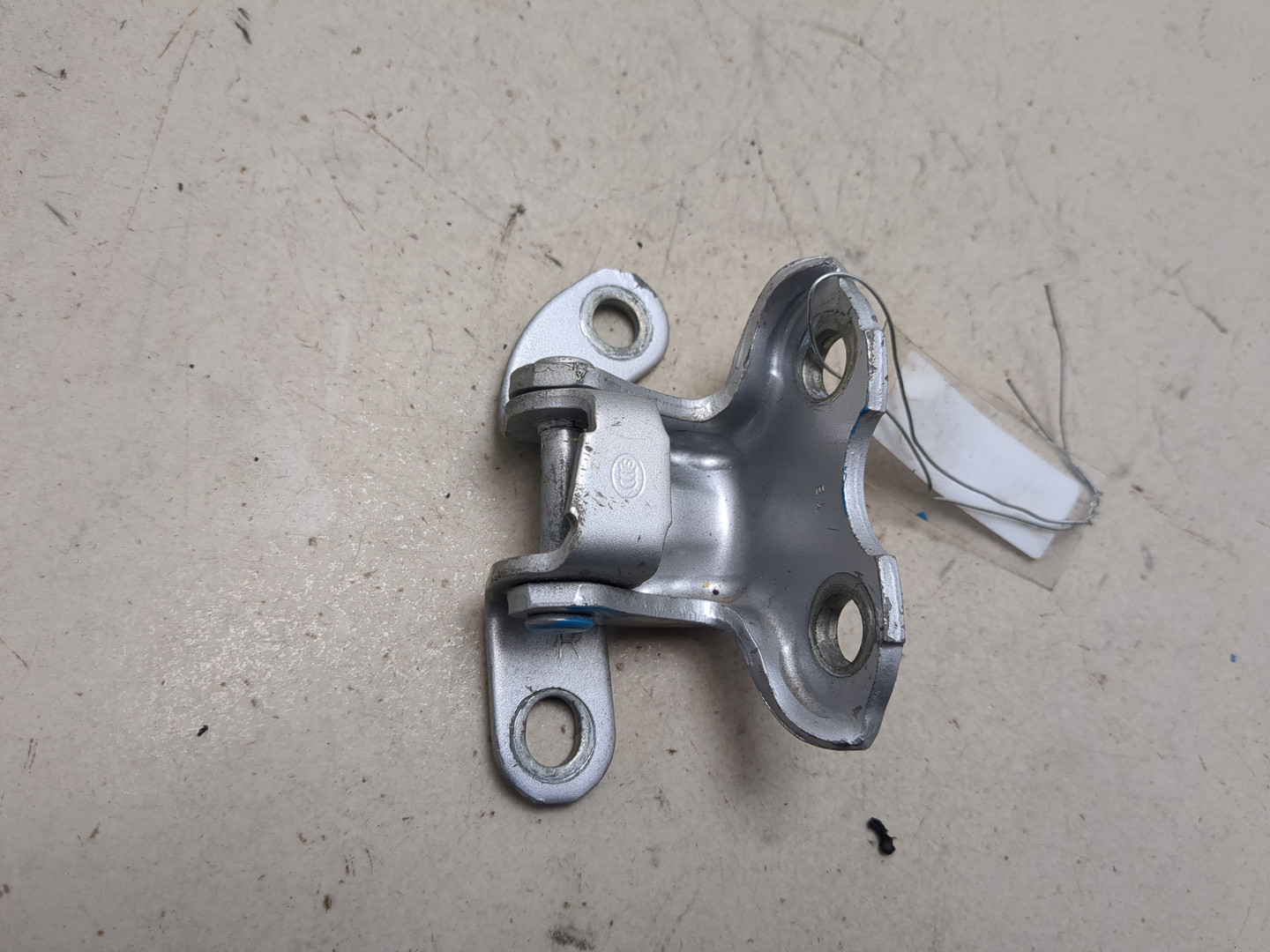 Петля двери