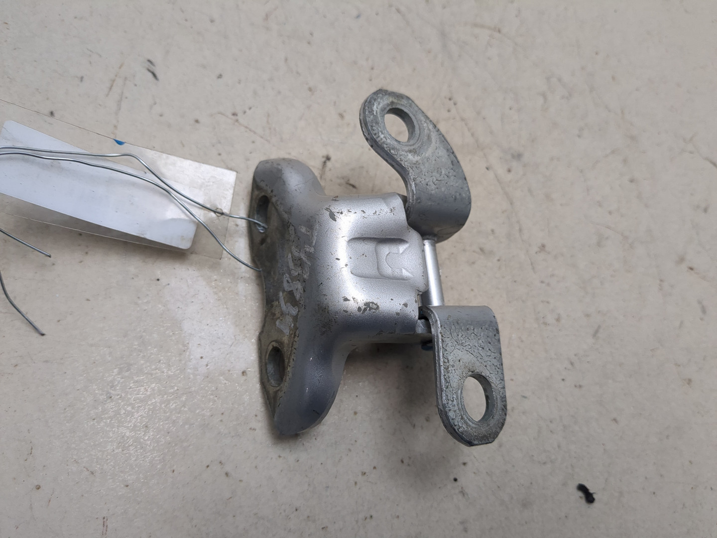 Петля двери