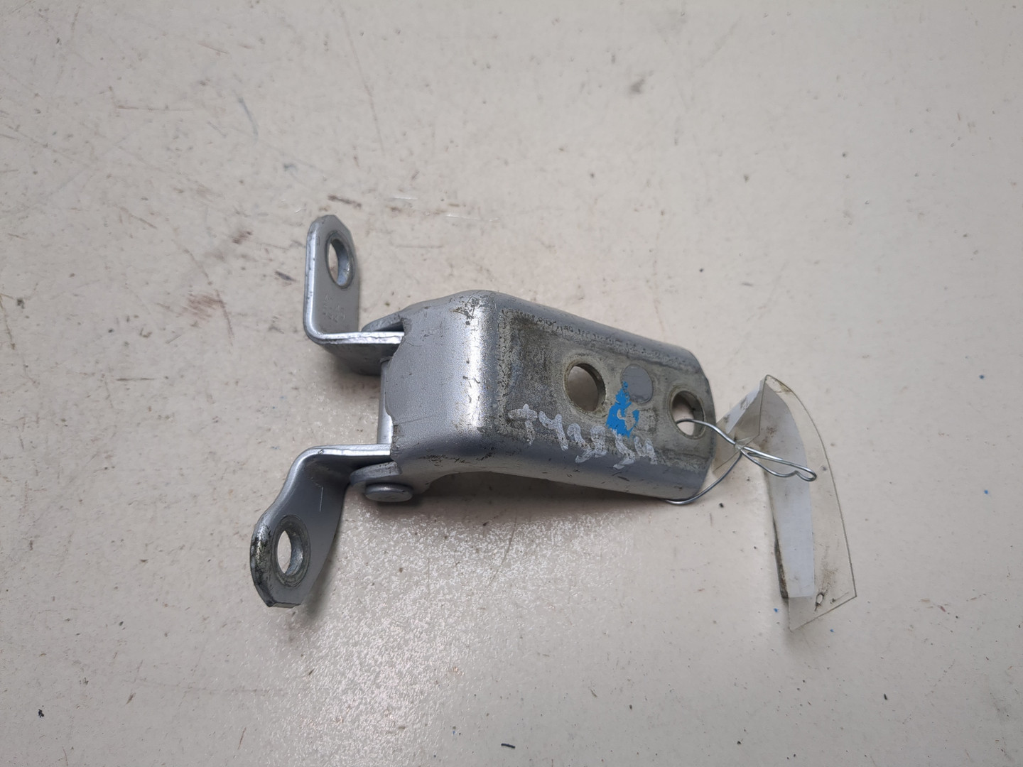 Петля двери