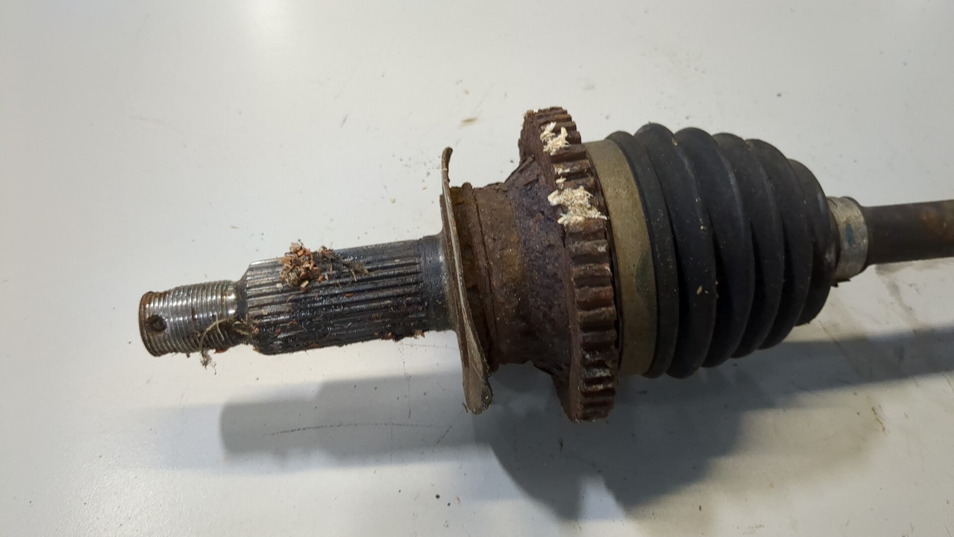 Полуось задняя левая