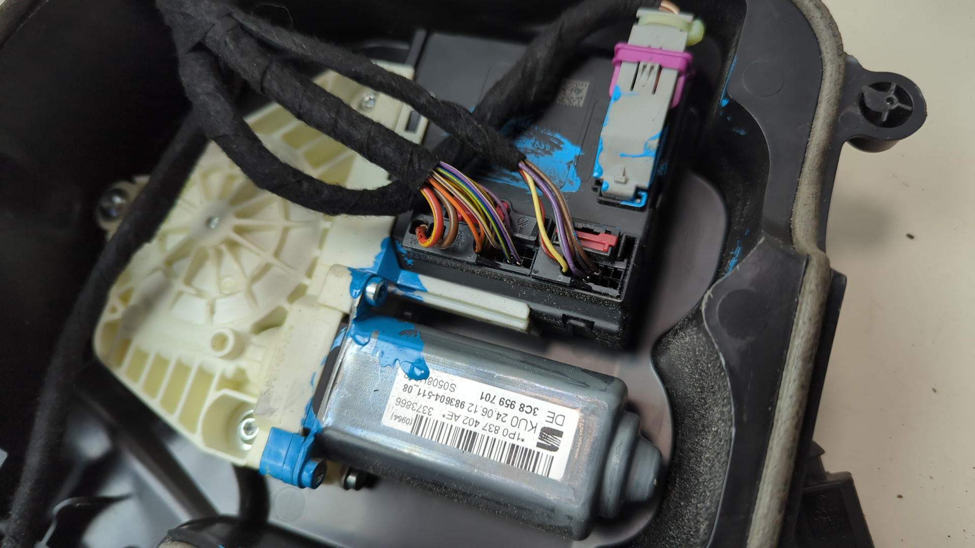 Стеклоподъемник электр. передний правый