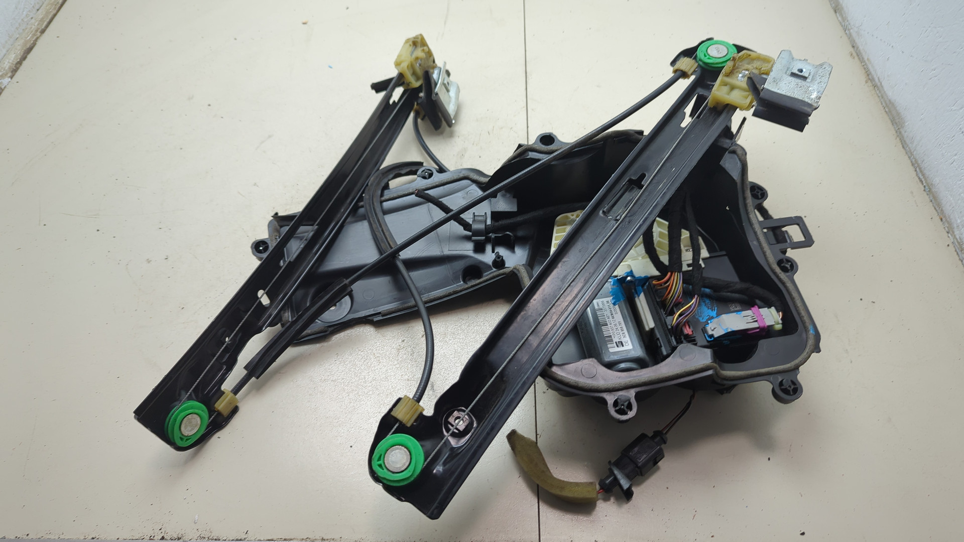 Стеклоподъемник электр. передний правый