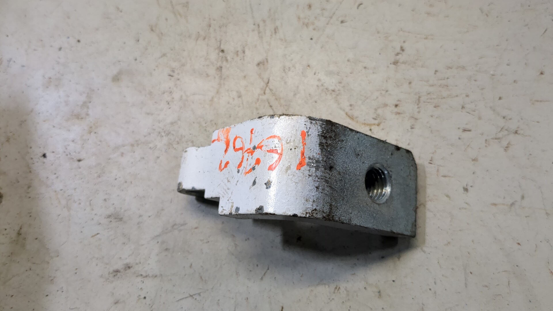 Петля двери