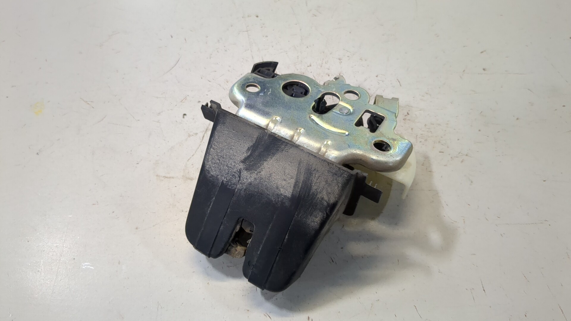 Замок багажника