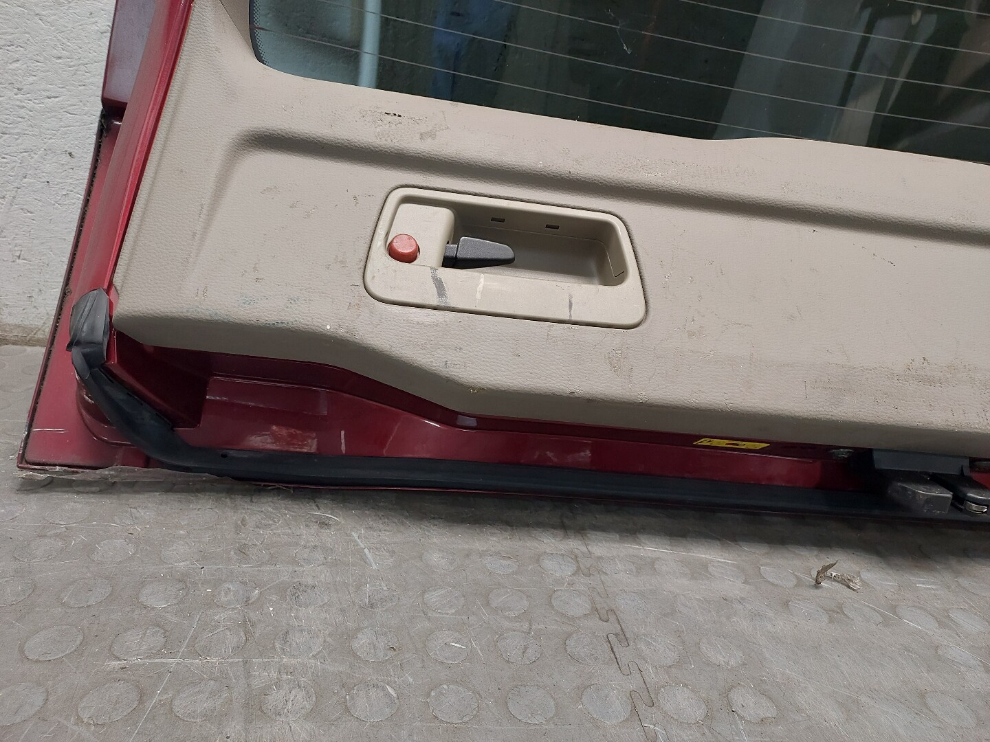 Дверь багажника