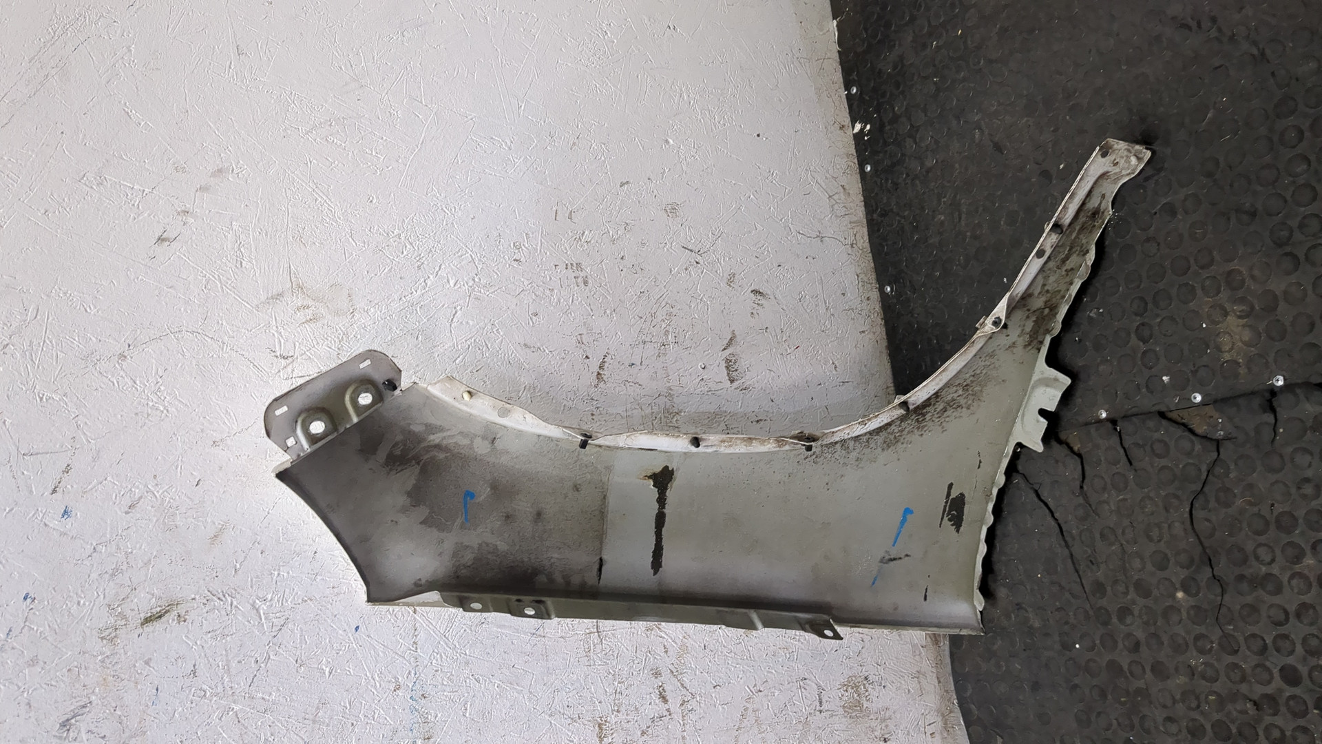 Крыло переднее левое