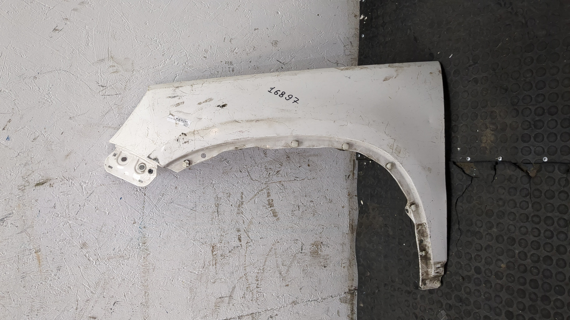 Крыло переднее левое