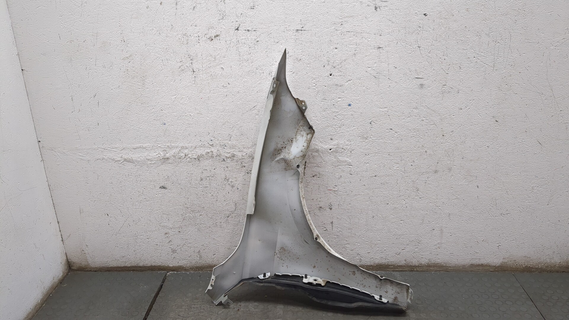 Крыло переднее левое