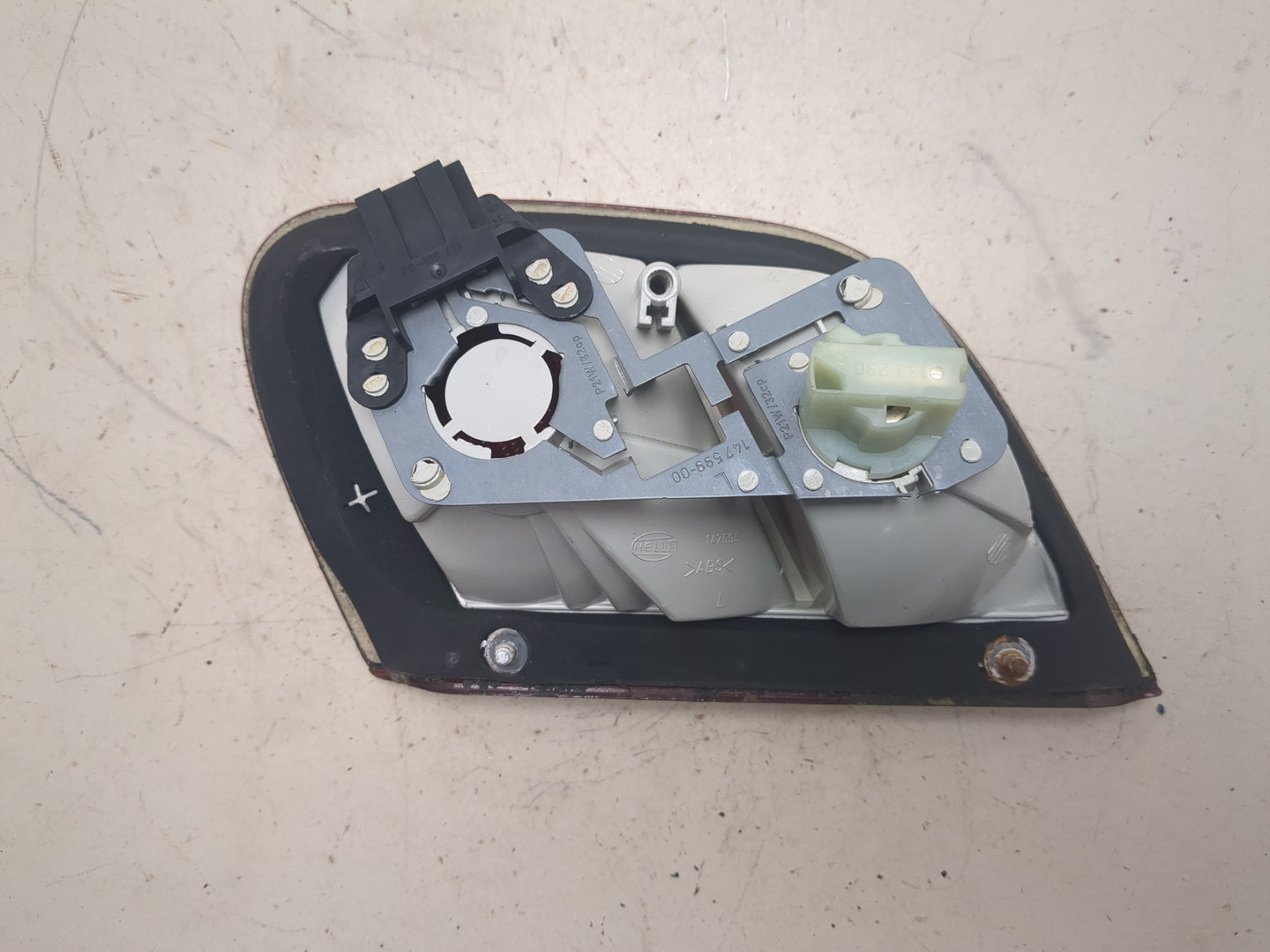 Фонарь задний внутренний левый