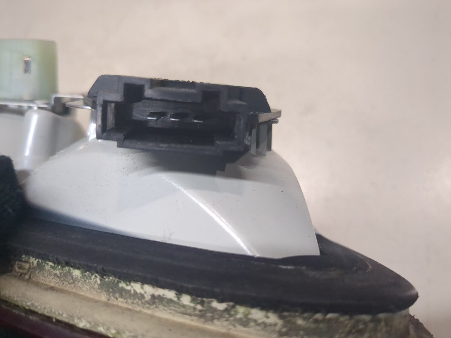 Фонарь задний внутренний левый